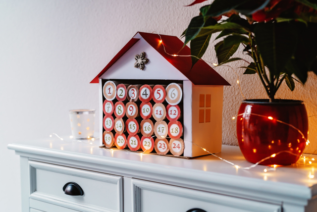 Adventní kalendář z roliček toaletního papíru

