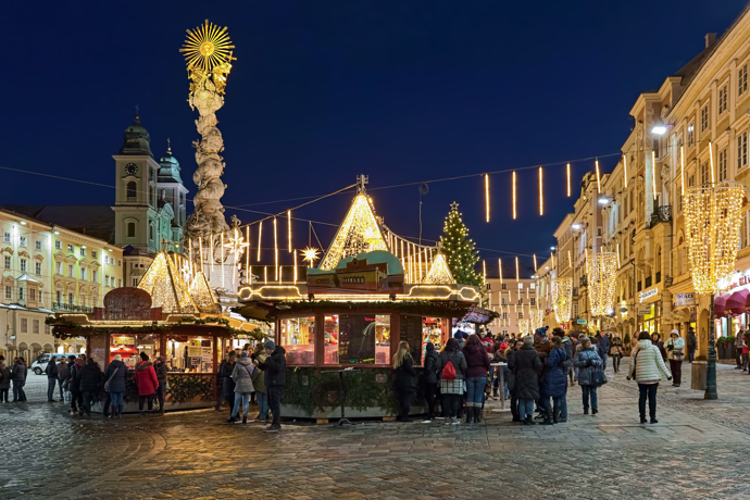 10. Linz

Adventní trhy v tomto malebném rakouském městě se konají od 23.11 do 24.12. 2024. Najdete tady stánky s nabídkou sladkých i slaných tradičních dobrot, nápaditých dárků pod stromeček a přehlídku uměleckých řemesel. Více na www.hornirakousko.cz.
