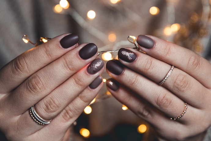 Vánoční manikúra nemusí být kýčovitá, může být i minimalistická a elegantní
Vánoční manikúra nemusí být kýčovitá, může být i minimalistická a elegantní