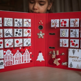 Někdy jsou adventní kalendáře pomalu umělecká díla. Přitom stačí krabičky, šanon na dokumenty, lepidlo a trocha fantazie. 
