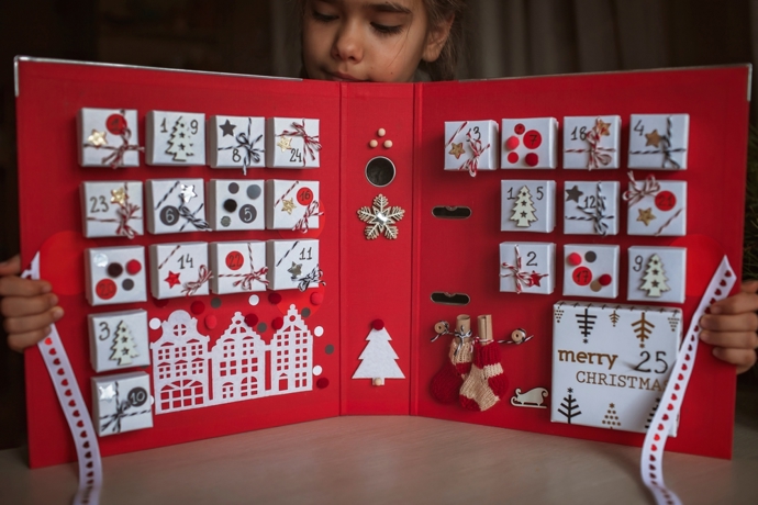Někdy jsou adventní kalendáře pomalu umělecká díla. Přitom stačí krabičky, šanon na dokumenty, lepidlo a trocha fantazie. 
