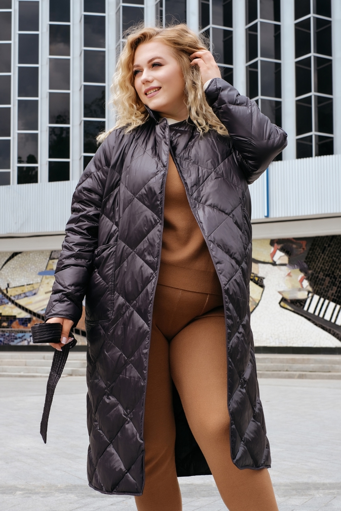 Tento outfit by lépe vynikl na štíhlé postavě. Přiléhavé kalhoty se na plus size ženu nehodí, protože zbytečně upozorňují na širší stehna. Prošívaná bunda by neměla být lesklá a mohla by mít projmutý střih, aby vytvořila lichotivou siluetu.

