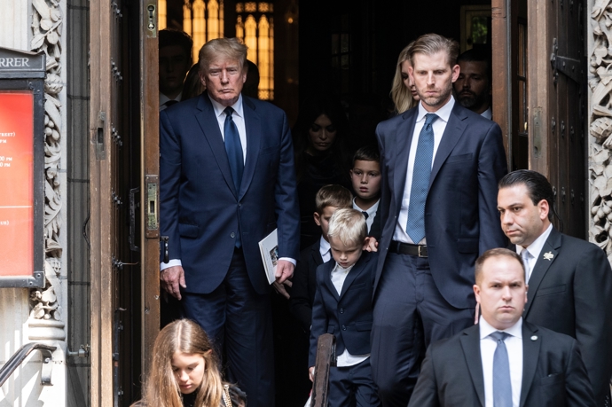 Donald na pohřbu své bývalé ženy v New Yorku

