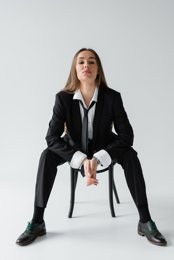 Ani kravata není tabu. Udělá z každého outfitu elegantní kousek. 
