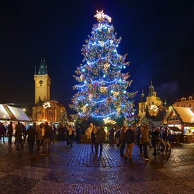 2. Praha

Mezi nejlepší vánoční trhy v Praze patří jednoznačně ty na Staroměstském náměstí. Sjíždějí se sem lidé z celé republiky i ze zahraničí. Vánoční trhy začínají společně se slavnostním rozsvícením vánočního stromu v pondělí 2. prosince. Více informací najdete na www.kudyznudy.cz.
