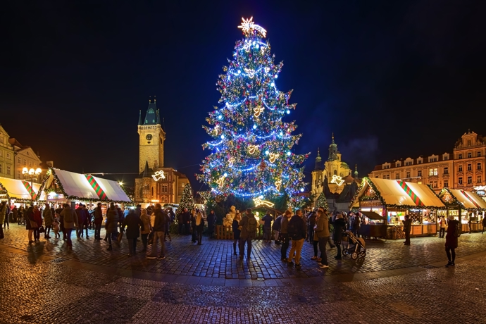 2. Praha

Mezi nejlepší vánoční trhy v Praze patří jednoznačně ty na Staroměstském náměstí. Sjíždějí se sem lidé z celé republiky i ze zahraničí. Vánoční trhy začínají společně se slavnostním rozsvícením vánočního stromu v pondělí 2. prosince. Více informací najdete na www.kudyznudy.cz.
