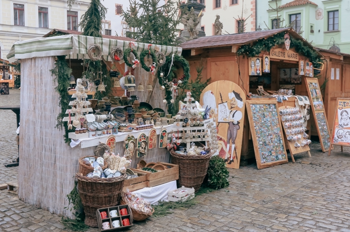 5. Český Krumlov

Jednou z dominant krumlovského adventu bude opět Vánoční trh, který se koná na náměstí Svornosti - gastronomická nabídka, výrobky s vánoční tematikou, tradiční řemesla, víkendový kulturní program. Koná se od 29. listopadu 2024 do 6. ledna 2025. Více na www.kudyznudy.cz
 
