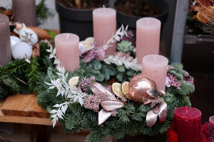 Růžová, zlatá, fialová nebo tradiční červená. Letošní vánoční barevné trendy jsou dostatečně kreativní na to, aby si každý vybral podle svého vkusu. Který je ten váš?
