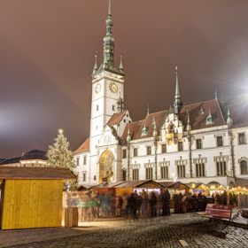 1. Olomouc

Vánoční trhy v Olomouci patří k těm nejkrásnějším u nás a pro mnohé turisty se staly podobným symbolem jako třeba ty vídeňské. Kromě klasických stánků s vánočními dobrotami, ozdobami a dalším vánočním sortimentem, tu najdete i krásně osvětlené kluziště nebo vyhlídkové kolo. Trhy se konají až do 6. ledna 2025. Více na www.vanocnitrhyeu. 
