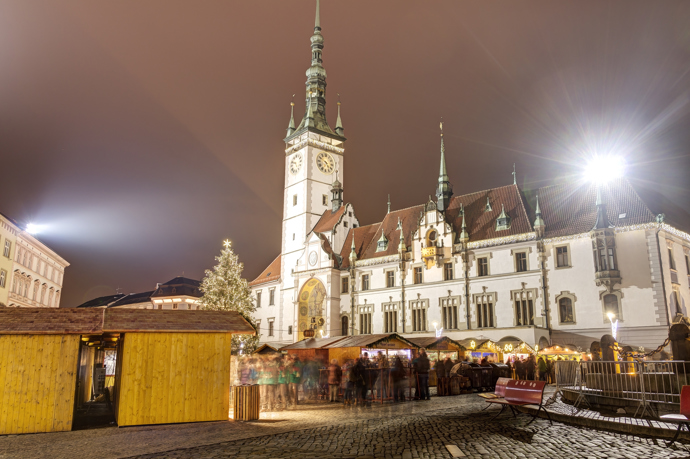 1. Olomouc

Vánoční trhy v Olomouci patří k těm nejkrásnějším u nás a pro mnohé turisty se staly podobným symbolem jako třeba ty vídeňské. Kromě klasických stánků s vánočními dobrotami, ozdobami a dalším vánočním sortimentem, tu najdete i krásně osvětlené kluziště nebo vyhlídkové kolo. Trhy se konají až do 6. ledna 2025. Více na www.vanocnitrhyeu. 
