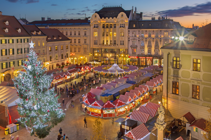 6. Bratislava

I zde se konají trhy na více místech. Největší je tradičně na Hlavním náměstí, dále pak na Františkánském a Primaciálním náměstí. Akce začínají 22. listopadu a končí 6. ledna 2025. Více na www.turistika.cz.
