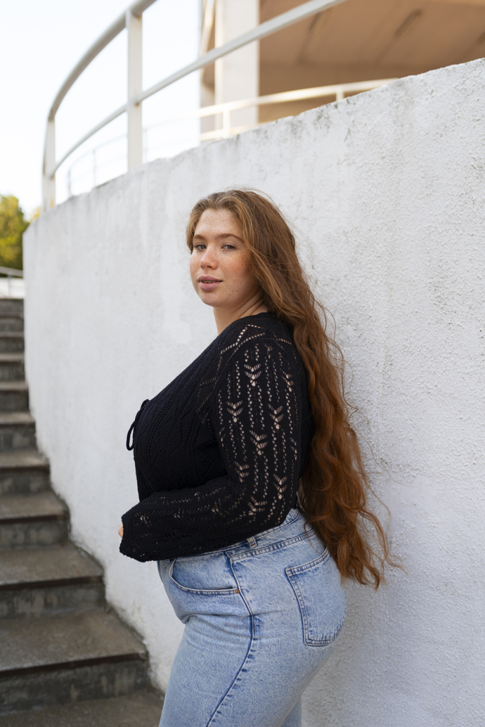 Halenka zastrčená do těsných džínů zvýrazňuje širší boky. Lepší by bylo nechat ji vykasanou. 
