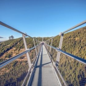 Visutá lávka Sky Bridge vede přes údolí a přejít ji chce trochu odvahy. Odměnou je nádherný výhled do okolí a zážitek na celý život. 
