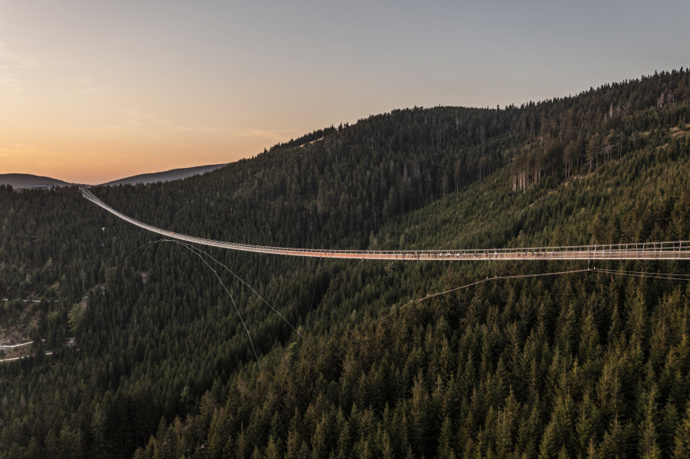 Visutá lávka Sky Bridge láká malé i velké návštěvníky Dolní Moravy.
