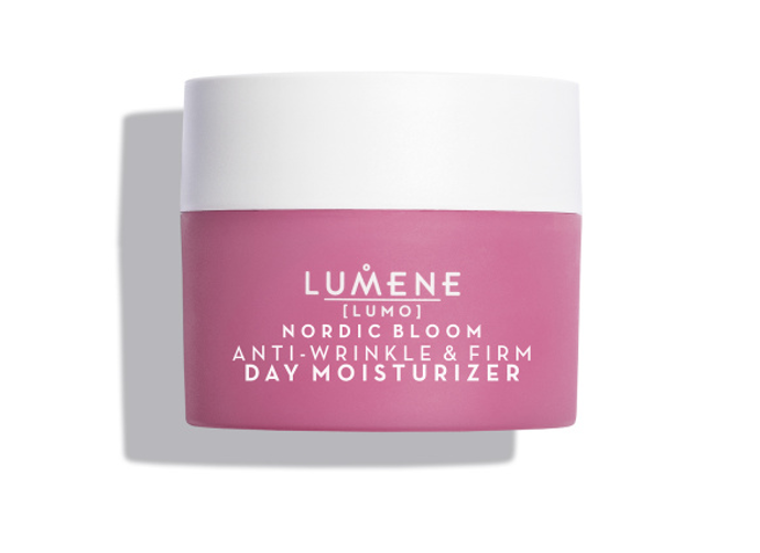 Denní krém Lumene s protivráskovým efektem, který hydratuje pleť, zlepšuje její pevnost a redukuje výskyt vrásek. Obsahuje komplex látek Nordic Berry Pre-Retinol (přírodní alternativu retinolu) a extrakt z brusinek bohatý na kvercetin. 790 Kč
Denní krém Lumene s protivráskovým efektem, který hydratuje pleť, zlepšuje její pevnost a redukuje výskyt vrásek. Obsahuje komplex látek Nordic Berry Pre-Retinol (přírodní alternativu retinolu) a extrakt z brusinek bohatý na kvercetin. 790 Kč