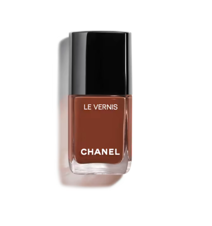 Hnědý lak, Chanel, 860 Kč
