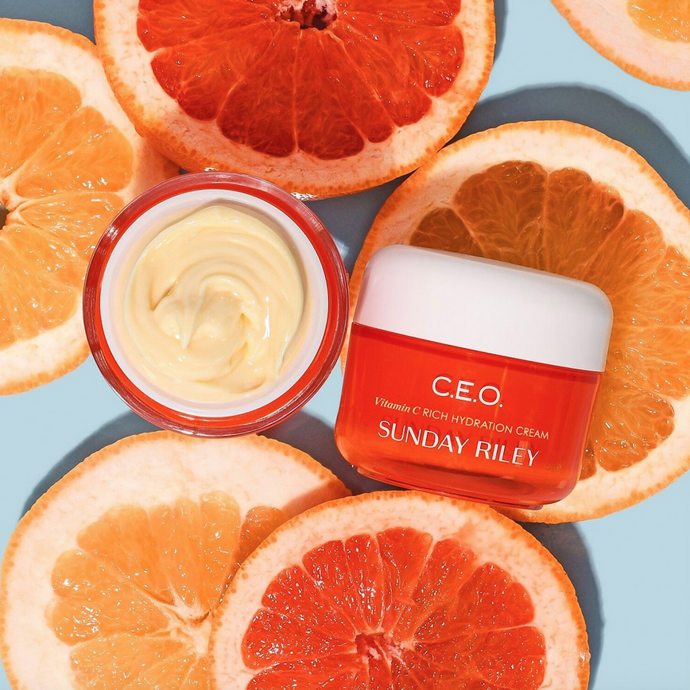 Krém C.E.O. obsahuje vitamín C (5 %), hydratuje pleť, rozjasňuje ji, bojuje proti jejímu vysychání a dalším nedokonalostem a vyvíjí ochranný antioxidační účinek. Je obohacený o tetrahexyldecyl askorbát derivovaný z vitamínu C, který předchází viditelným známkám stárnutí. 540 Kč
Krém C.E.O. obsahuje vitamín C (5 %), hydratuje pleť, rozjasňuje ji, bojuje proti jejímu vysychání a dalším nedokonalostem a vyvíjí ochranný antioxidační účinek. Je obohacený o tetrahexyldecyl askorbát derivovaný z vitamínu C, který předchází viditelným známkám stárnutí. 540 Kč
