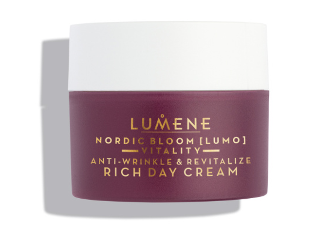 Denní krém pomáhá vyživovat suchou a zralou pleť po celý den, zatímco ji omlazuje a redukuje výskyt jemných linek a vrásek. Obsahuje komplex látek Nordic Berry Pre-Retinol (přírodní alternativu retinolu) a severskou vrbu. 890 Kč
Denní krém pomáhá vyživovat suchou a zralou pleť po celý den, zatímco ji omlazuje a redukuje výskyt jemných linek a vrásek. Obsahuje komplex látek Nordic Berry Pre-Retinol (přírodní alternativu retinolu) a severskou vrbu. 890 Kč