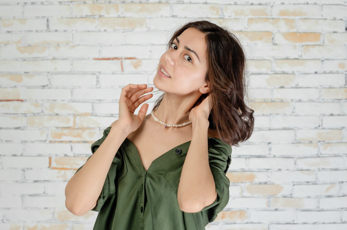 Mezi oblíbené patří elegantní brýle ve stylu „kočičích očí,“ jednoduché zlaté či stříbrné náušnice, perlové náhrdelníky, náramkové hodinky na kovovém řemínku a hedvábné šátky.
