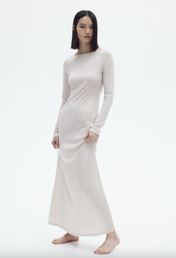 Maxi šaty s lodičkovým výstřihem, H&M, 479 Kč
