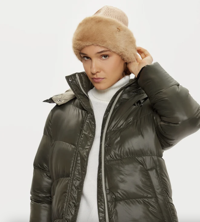 Čepice s kožíškem, Guess, 990 Kč
