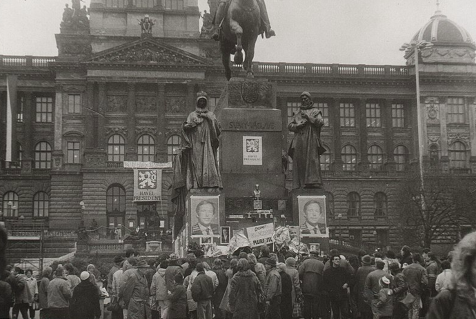 Demonstrace na Václavském náměstí v roce 1989
Demonstrace na Václavském náměstí v roce 1989