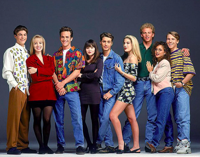 Dnes se na seriál Beverly Hills 90210 koukáme s úsměvnou nostalgií, v 90. letech ale mnohým divákům změnil život

