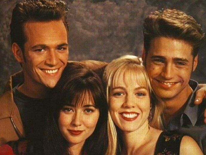 Dnes se na seriál Beverly Hills 90210 koukáme s úsměvnou nostalgií, v 90. letech ale mnohým divákům změnil život
