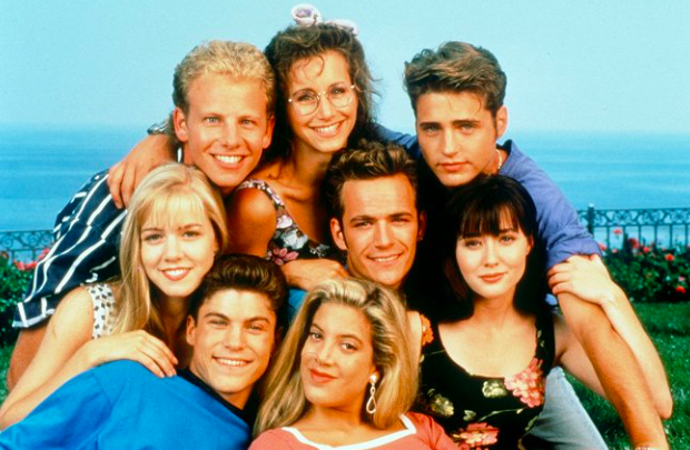 Dnes se na seriál Beverly Hills 90210 koukáme s úsměvnou nostalgií, v 90. letech ale mnohým divákům změnil život
