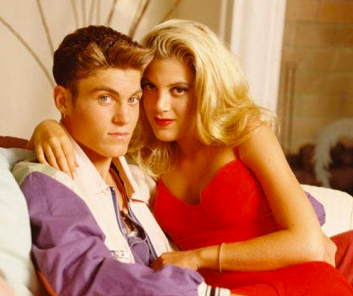 Dnes se na seriál Beverly Hills 90210 koukáme s úsměvnou nostalgií, v 90. letech ale mnohým divákům změnil život
