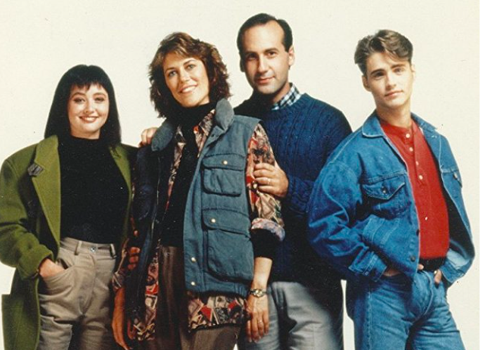 Dnes se na seriál Beverly Hills 90210 koukáme s úsměvnou nostalgií, v 90. letech ale mnohým divákům změnil život
