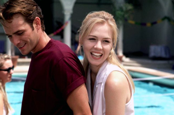 Dnes se na seriál Beverly Hills 90210 koukáme s úsměvnou nostalgií, v 90. letech ale mnohým divákům změnil život
