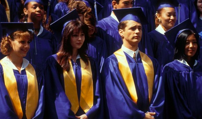 Dnes se na seriál Beverly Hills 90210 koukáme s úsměvnou nostalgií, v 90. letech ale mnohým divákům změnil život
