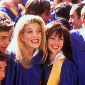 Dnes se na seriál Beverly Hills 90210 koukáme s úsměvnou nostalgií, v 90. letech ale mnohým divákům změnil život
