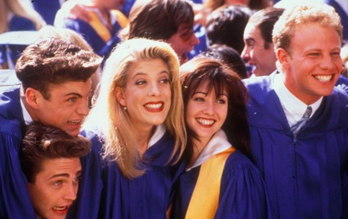 Dnes se na seriál Beverly Hills 90210 koukáme s úsměvnou nostalgií, v 90. letech ale mnohým divákům změnil život
