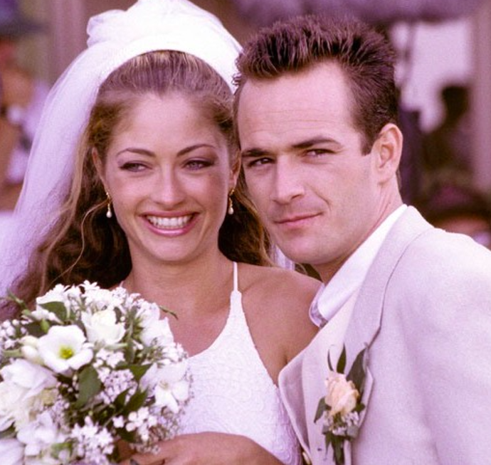 Dnes se na seriál Beverly Hills 90210 koukáme s úsměvnou nostalgií, v 90. letech ale mnohým divákům změnil život
