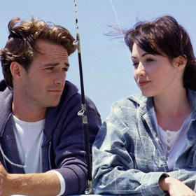 Dnes se na seriál Beverly Hills 90210 koukáme s úsměvnou nostalgií, v 90. letech ale mnohým divákům změnil život
