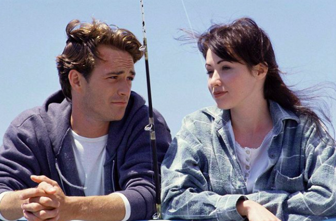 Dnes se na seriál Beverly Hills 90210 koukáme s úsměvnou nostalgií, v 90. letech ale mnohým divákům změnil život
