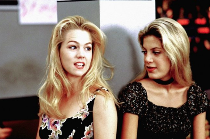 Dnes se na seriál Beverly Hills 90210 koukáme s úsměvnou nostalgií, v 90. letech ale mnohým divákům změnil život
