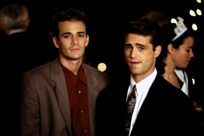 Dnes se na seriál Beverly Hills 90210 koukáme s úsměvnou nostalgií, v 90. letech ale mnohým divákům změnil život
