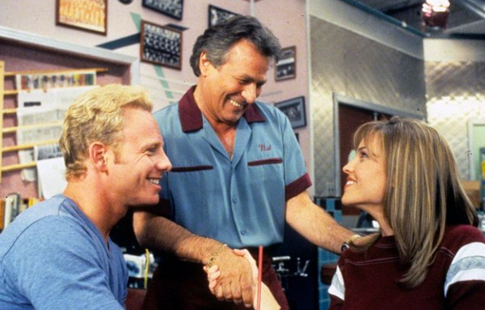 Dnes se na seriál Beverly Hills 90210 koukáme s úsměvnou nostalgií, v 90. letech ale mnohým divákům změnil život
