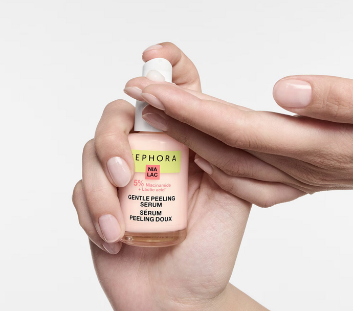 Jemné peelingové sérum obsahuje sjednocující niacinamid a kyselinu mléčnou, které jemně exfoliují a zanechávají pleť zářivější. Toto účinné sérum má efekt „nové pleti“, a to i na tu nejcitlivější pokožku. Zlepšuje strukturu pleti a zanechává ji hladší a jemnější na dotek. 450 Kč
