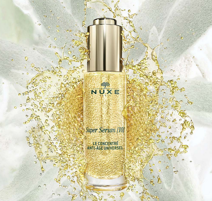 Pouze jednou použijete protivráskové sérum s kyselinou hyaluronovou Nuxe Super Serum, a pleť se vám doslova promění před očima – bude jemnější, získá vyplněný vzhled a zůstane úžasně rozzářená.

Mikroperličky obsahující mix rostlinných olejů a kyselinu hyaluronovou si navíc při pravidelném použití poradí i s veškerými stopami stárnutí. Vrásky tak budou během několika týdnů vyhlazené, tmavé skvrny o poznání světlejší a pleť zůstane celkově zpevněná. 1800 Kč
