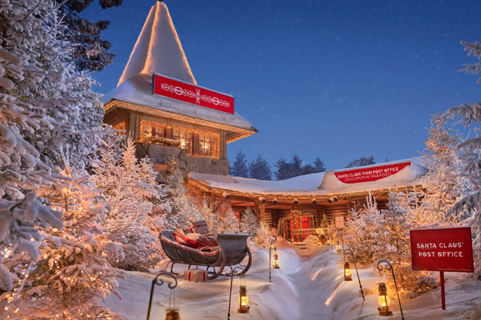 V Laponsku, nedaleko hlavního města Rovaniemi, se nachází vesnice Santa Clause, která nabízí celoroční atrakce pro rodiny, ale nejkouzelnější je samozřejmě během adventu. Pojďte se s námi do jednoho ze srubů, ve kterém je možné se ubytovat a stát se na chvilku pravým vánočním elfem. 
