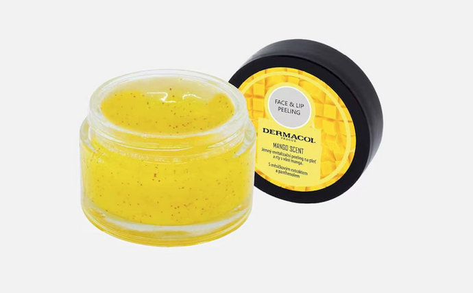 Detoxikační pleťový peeling s jedinečným složením, který kombinuje jemnou exfoliaci s čisticí péčí. Exfoliační účinky zajištují jemné krystalky cukru a částečky skořápek meruňkového jádra, proto je peeling vhodný i na rty. Krystalky cukru jemně a efektivně odstraňují odumřelé kožní buňky, nečistoty i černé tečky. V kombinaci s vodou textura jemně napění a dokonale odstraní i zbytky make-upu a zároveň pokožku hydratuje. Panthenol a extrakt z měsíčku lékařského zbaví pleť zašedlosti, oživuje ji a pomáhá její revitalizaci. Kvalitní konopný a meruňkový olej lisovaný za studena pomáhá obnovovat přirozený ochranný mikrofilm a tím zvyšuje odolnost pokožky vůči negativnímu působení okolního prostředí. 150 Kč
Detoxikační pleťový peeling s jedinečným složením, který kombinuje jemnou exfoliaci s čisticí péčí. Exfoliační účinky zajištují jemné krystalky cukru a částečky skořápek meruňkového jádra, proto je peeling vhodný i na rty. Krystalky cukru jemně a efektivně odstraňují odumřelé kožní buňky, nečistoty i černé tečky. V kombinaci s vodou textura jemně napění a dokonale odstraní i zbytky make-upu a zároveň pokožku hydratuje. Panthenol a extrakt z měsíčku lékařského zbaví pleť zašedlosti, oživuje ji a pomáhá její revitalizaci. Kvalitní konopný a meruňkový olej lisovaný za studena pomáhá obnovovat přirozený ochranný mikrofilm a tím zvyšuje odolnost pokožky vůči negativnímu působení okolního prostředí. 150 Kč