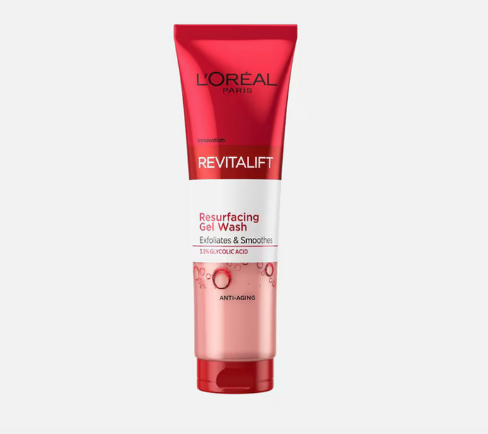 Čisticí gel s obsahem kyseliny glykolové jemně exfoliuje, vyhlazuje a rozjasňuje pleť. Odstraňuje nečistoty a odumřelé kožní buňky, a redukuje nedokonalosti pleti. Pleť je po vyčištění hladší a rozzářená. 159 Kč
Čisticí gel s obsahem kyseliny glykolové jemně exfoliuje, vyhlazuje a rozjasňuje pleť. Odstraňuje nečistoty a odumřelé kožní buňky, a redukuje nedokonalosti pleti. Pleť je po vyčištění hladší a rozzářená. 159 Kč
