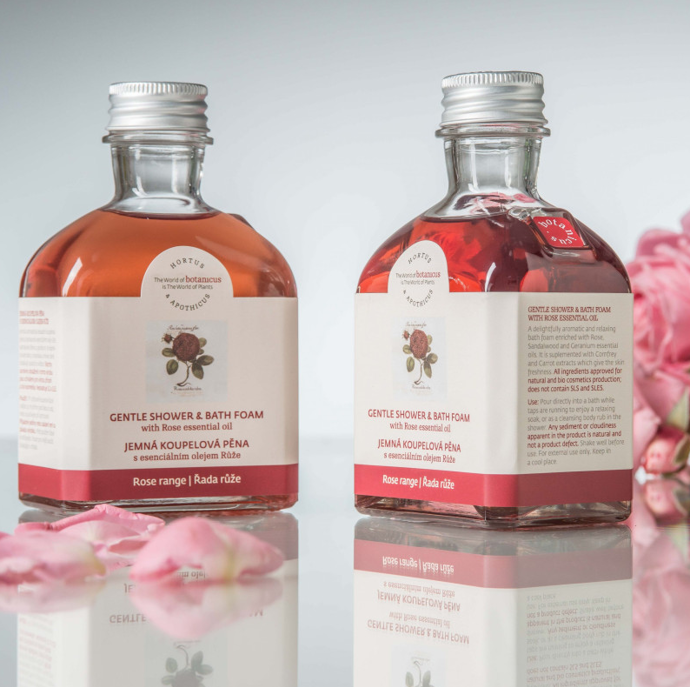 Jemná aromatická relaxační koupelová pěna obohacená esenciálním olejem růže, santalové dřevo a geránium. Je doplněna extraktem z kostivalu a mrkve, který dodává pokožce svěžest. 489 Kč
Jemná aromatická relaxační koupelová pěna obohacená esenciálním olejem růže, santalové dřevo a geránium. Je doplněna extraktem z kostivalu a mrkve, který dodává pokožce svěžest. 489 Kč