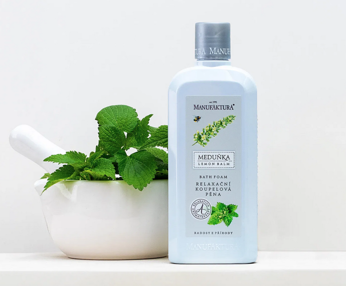 Koupelová pěna meduňka promění koupel v jedinečný relaxační zážitek. Poznejte sílu aromaterapie, užijte si chvíle pohody a relaxace a nalaďte se na klidný spánek. Harmonická kombinace zklidňující meduňky, esenciálního oleje citronella, regenerační vřídelní soli, výživného mandlového oleje, panthenolu, bohaté pěny a intenzivní svěží bylinkové vůně zaručí dokonalé domácí lázně. 209 Kč
Koupelová pěna meduňka promění koupel v jedinečný relaxační zážitek. Poznejte sílu aromaterapie, užijte si chvíle pohody a relaxace a nalaďte se na klidný spánek. Harmonická kombinace zklidňující meduňky, esenciálního oleje citronella, regenerační vřídelní soli, výživného mandlového oleje, panthenolu, bohaté pěny a intenzivní svěží bylinkové vůně zaručí dokonalé domácí lázně. 209 Kč