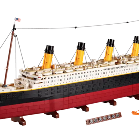Vydejte se se sadou LEGO Titanic na jedinečnou stavitelskou jízdu opravdu historických rozměrů. Věrohodná replika legendární lodi v měřítku 1 : 200 dosahuje přes 135 cm a je složena z více než 9 000 dílků.
