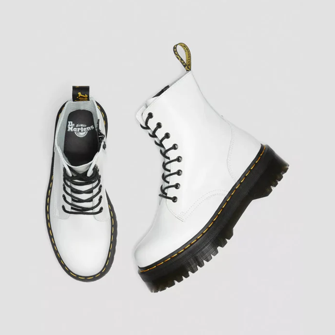 Boty Jadon od Dr. Martens si nechaly všechny legendární atributy značky: jasně rozpoznatelnou siluetu se šněrováním, poutko na patě, žluté prošívání, a k tomu všemu přidaly masivní platformu. 3890 Kč

